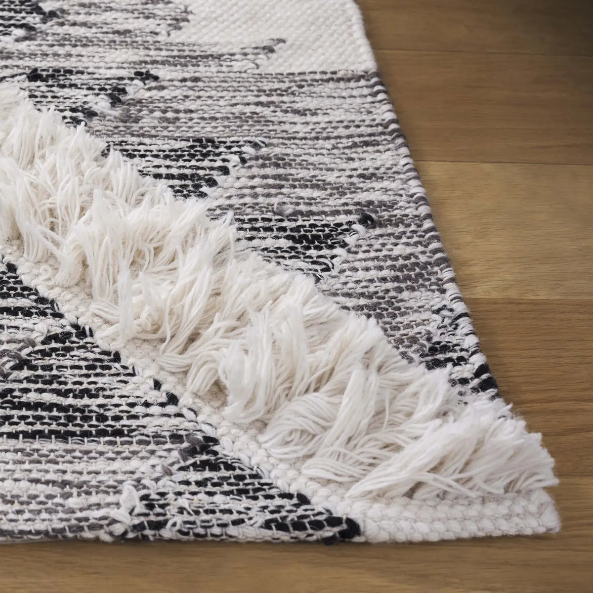 Safavieh Kenya 6'-0" x 9'-0" Rug in Black / Ivory
