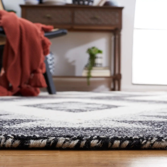 Safavieh Casablanca 5'-0" x 8'-0" Rug in Ivory / Black