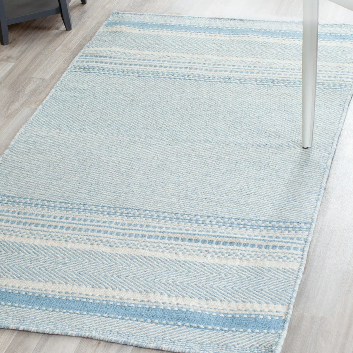 Safavieh Kilim 3'-0" x 5'-0" Rug in Light Blue / Ivory