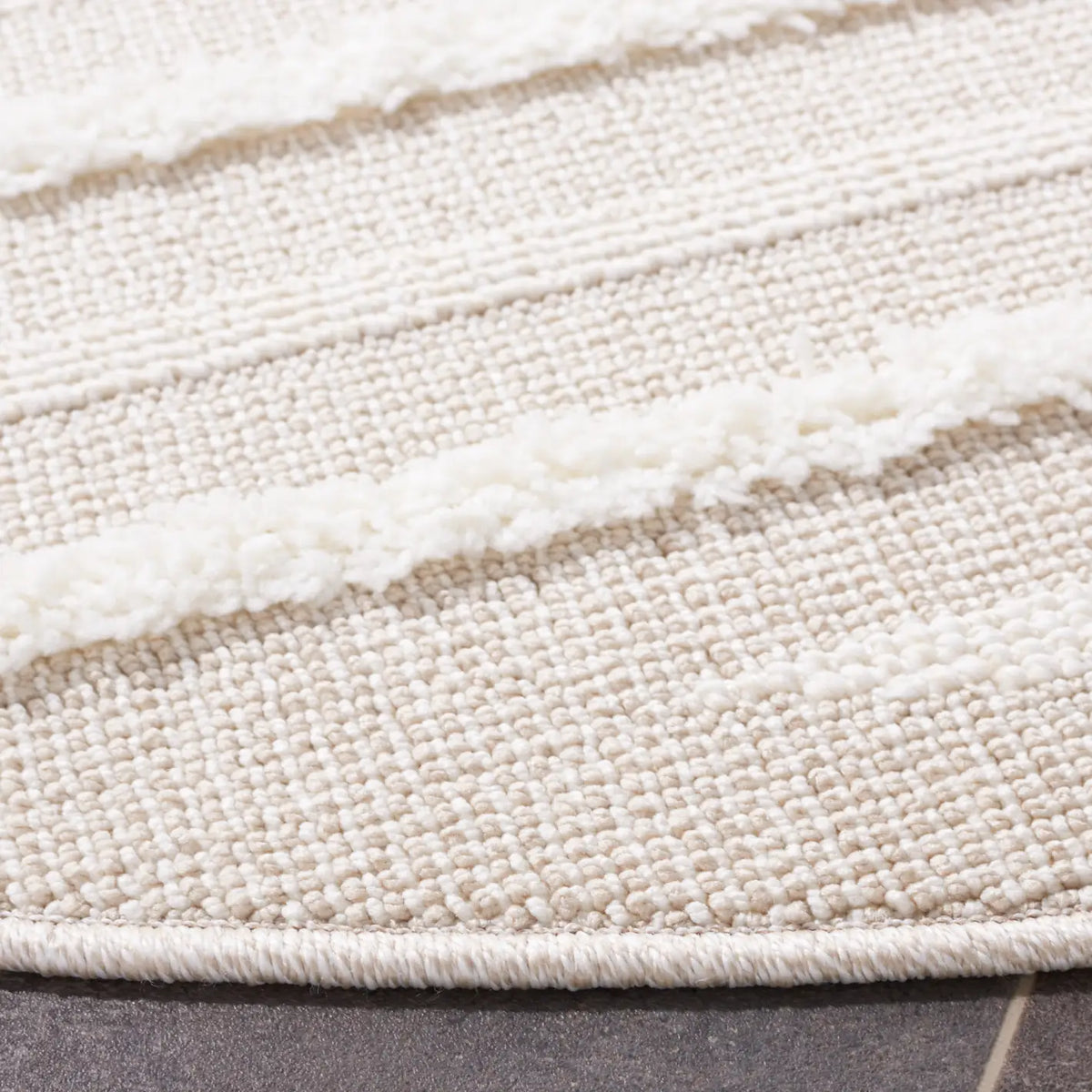 Safavieh Trends 6'-7" x 6'-7" Rug in Beige / Ivory