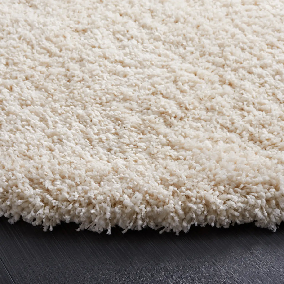 Safavieh Santa Monica Shag 6'-7" x 6'-7" Rug in Ivory