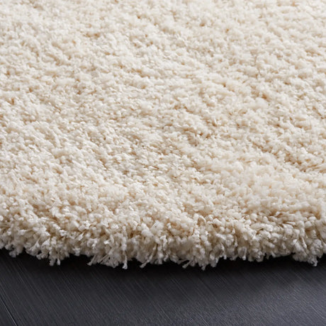 Safavieh Santa Monica Shag 6'-7" x 6'-7" Rug in Ivory