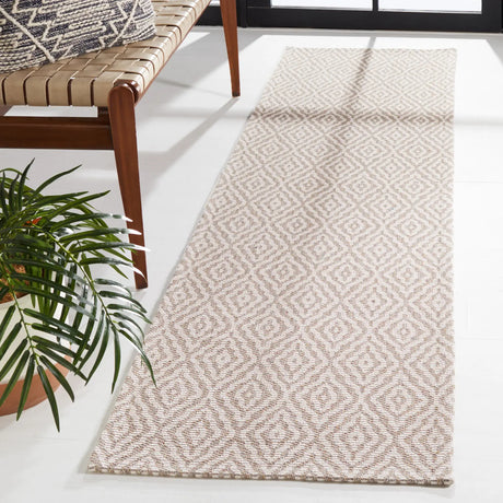 Safavieh Martha Stewart 2'-0" x 8'-0" Rug in Taupe / Cream