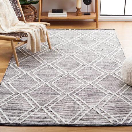 Safavieh Kilim 4'-0" x 6'-0" Rug in Black / Ivory