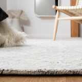 Safavieh Metro 4'-0" x 6'-0" Rug in Grey / Ivory