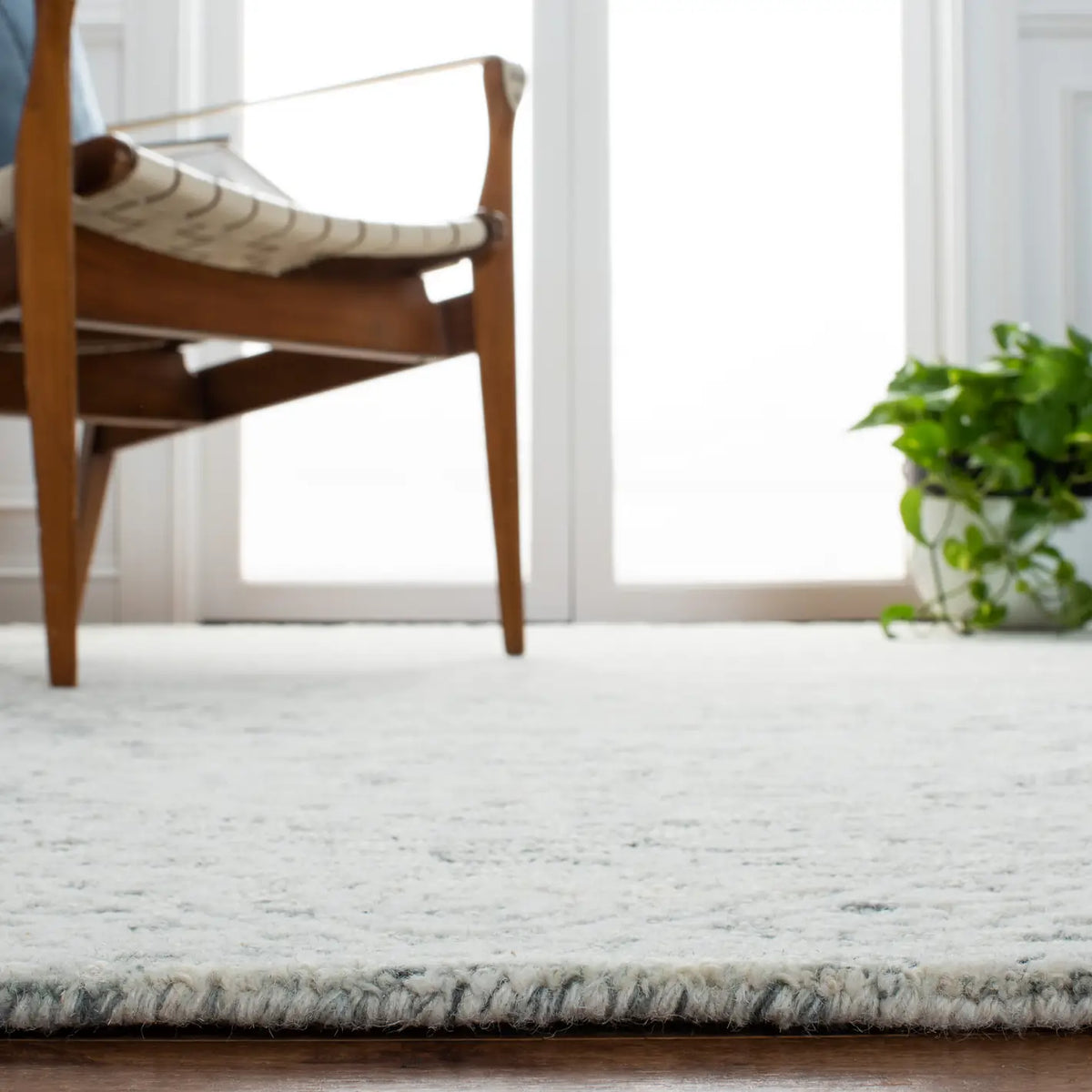 Safavieh Metro 4'-0" x 6'-0" Rug in Dark Grey / Ivory