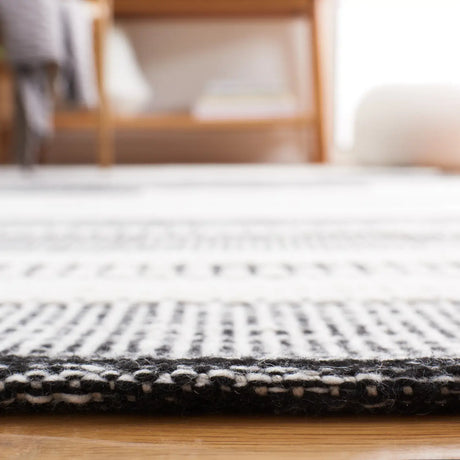 Safavieh Kilim 4'-0" x 6'-0" Rug in Ivory / Black
