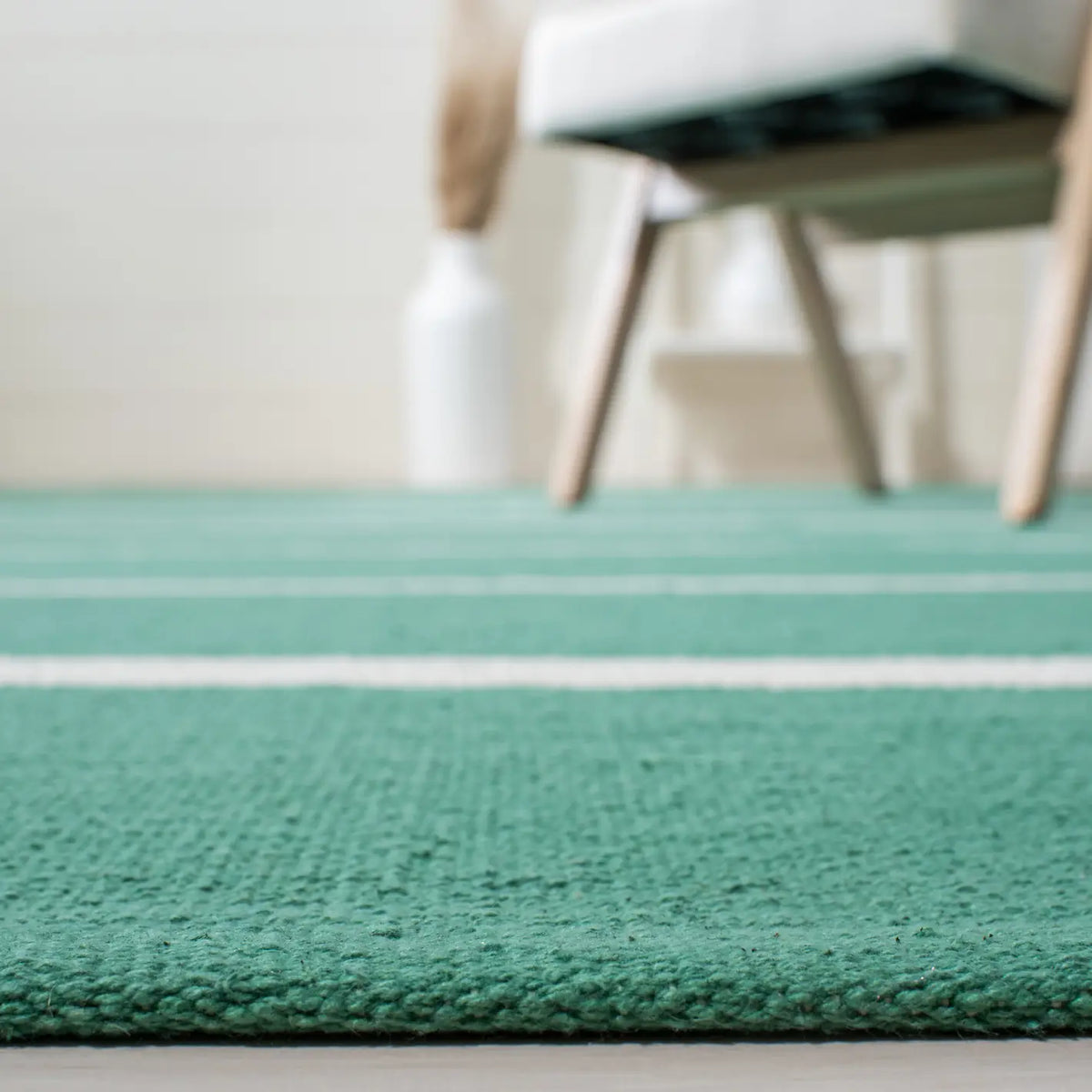 Safavieh Montauk 4'-0" x 6'-0" Rug in Dark Green / Ivory