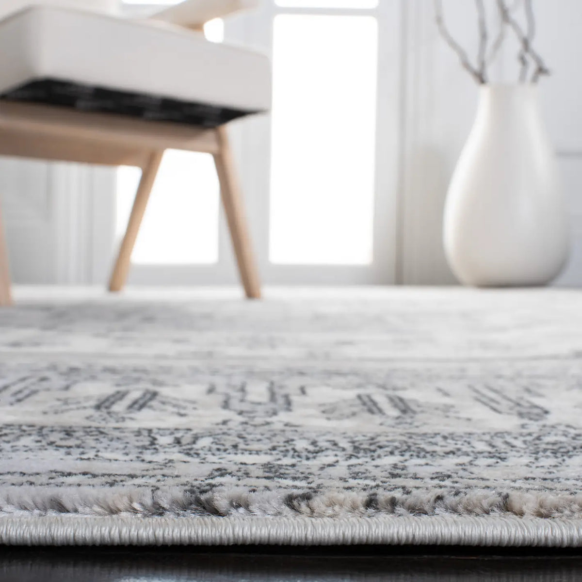 Safavieh Carnegie 4'-0" x 6'-0" Rug in Ivory / Grey
