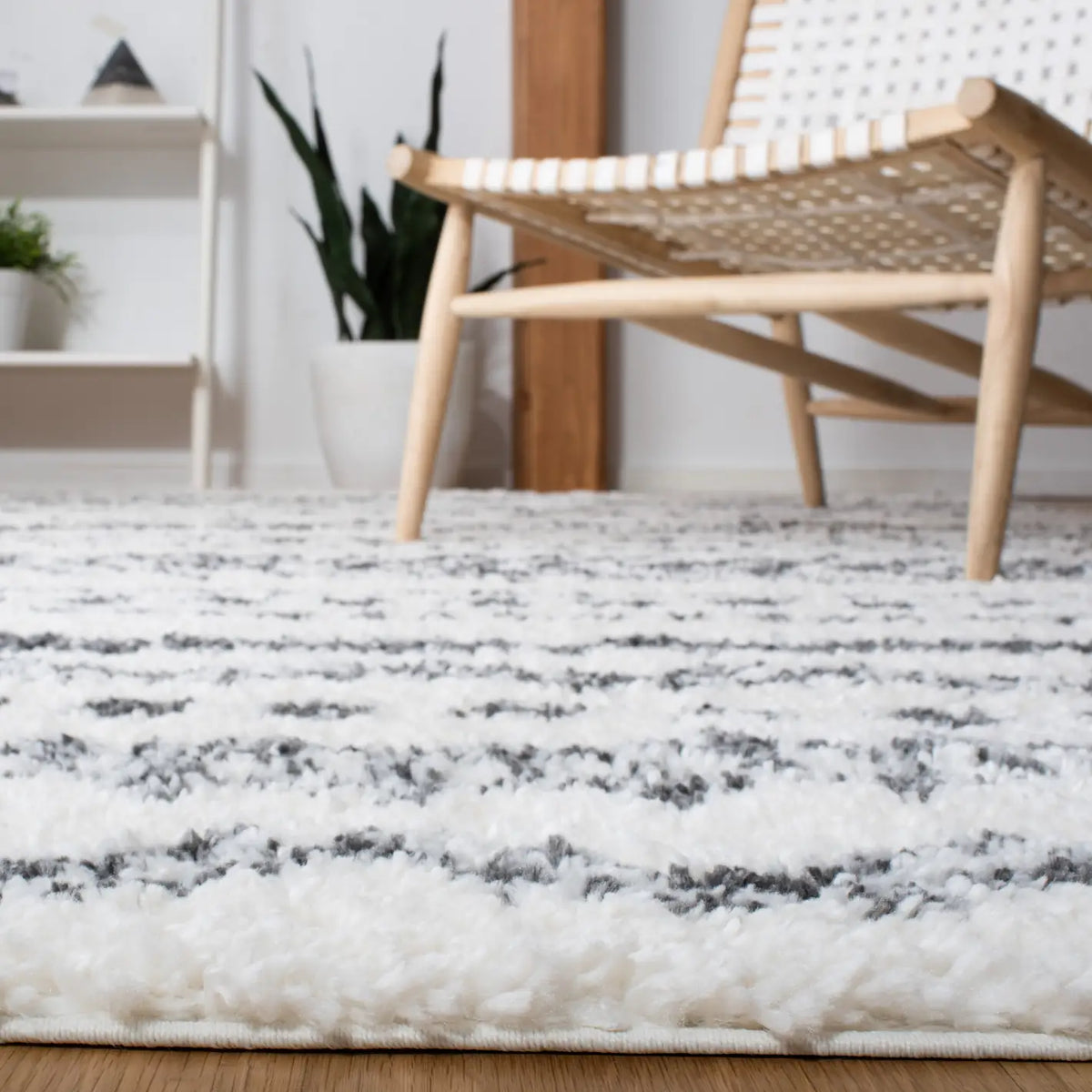 Safavieh Parma Shag 4'-0" x 6'-0" Rug in Ivory / Charcoal