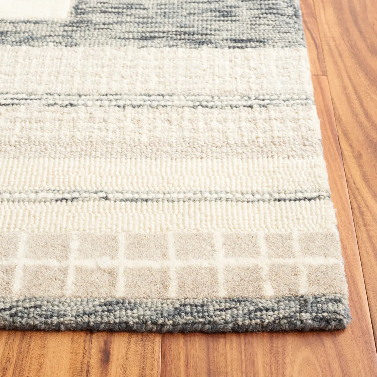 Safavieh Fifth Avenue 4'-0" x 6'-0" Rug in Charcoal / Ivory