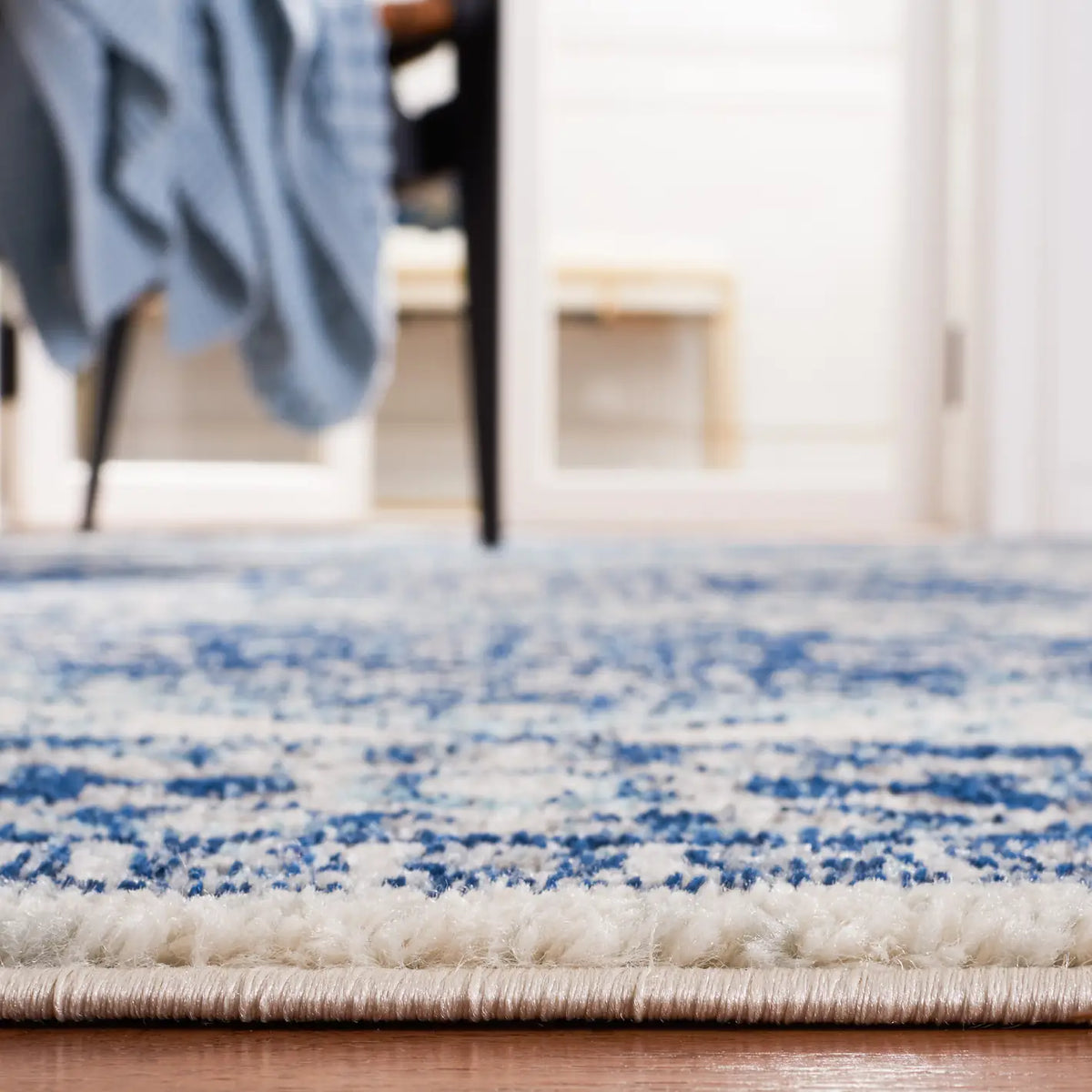 Safavieh Tulum 4'-0" x 6'-0" Rug in Ivory / Blue