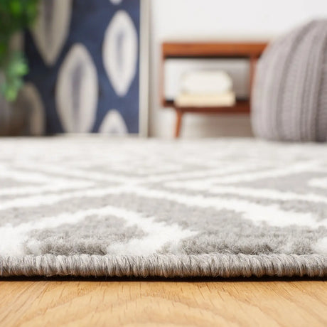 Safavieh Pyramid 4'-5" x 6'-5" Rug in Charcoal / Ivory