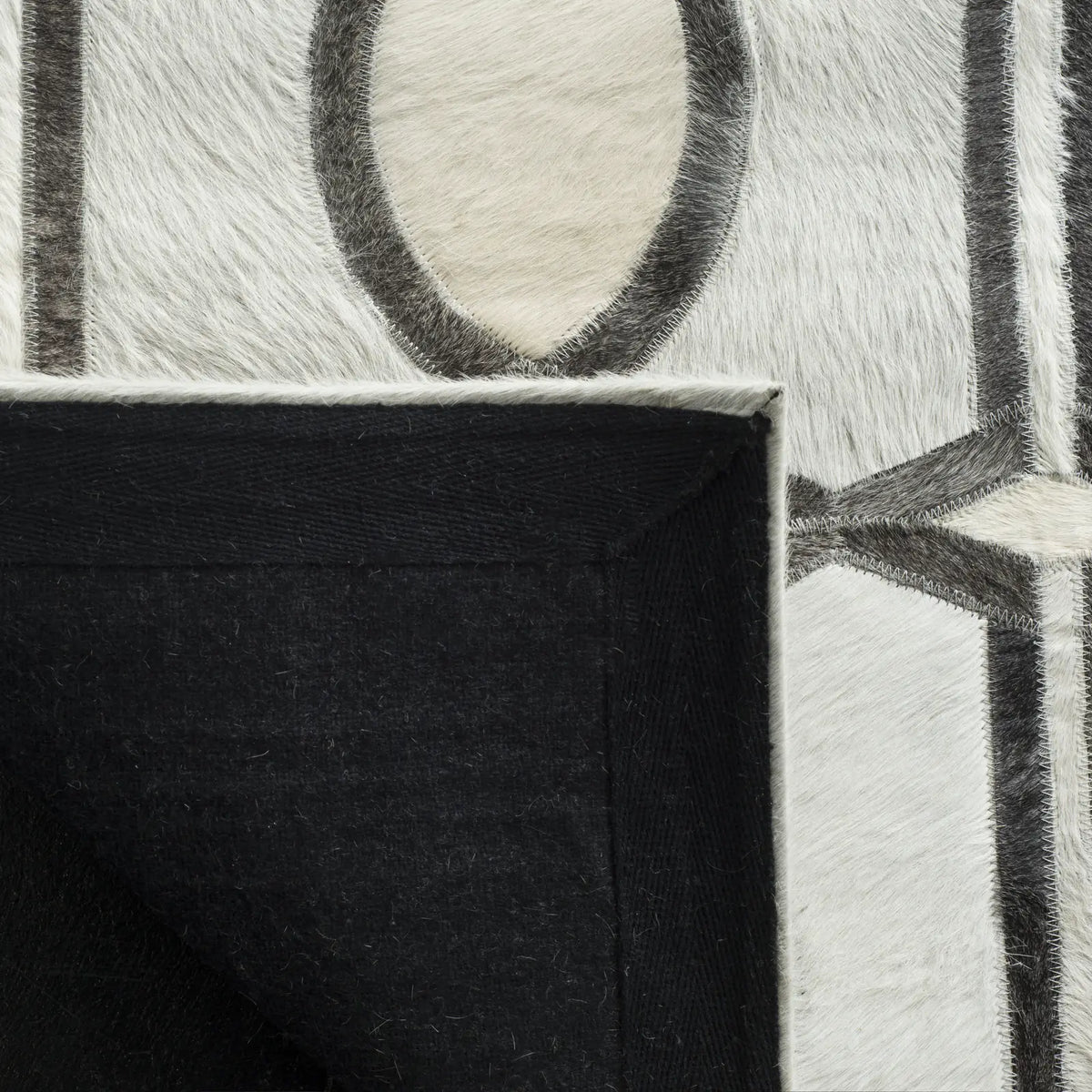Safavieh Studio Leather 5'-0" x 8'-0" Rug in Ivory / Grey