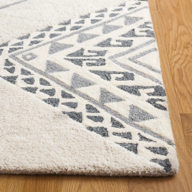 Safavieh Casablanca 5'-0" x 8'-0" Rug in Ivory / Grey