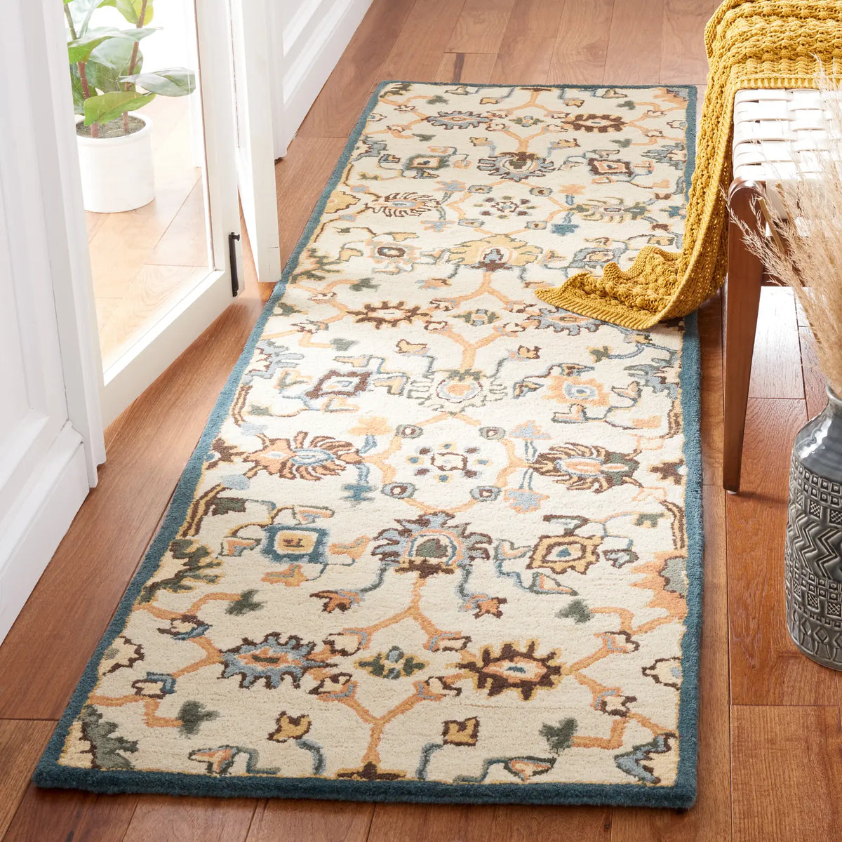 Safavieh Heritage 2'-3" x 8'-0" Rug in Beige / Ivory