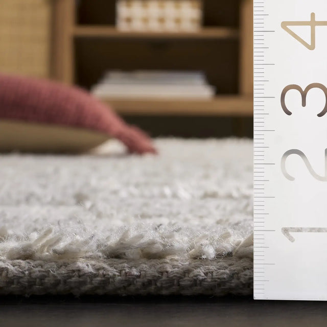 Safavieh Natura 2'-3" x 8'-0" Rug in Light Grey / Ivory
