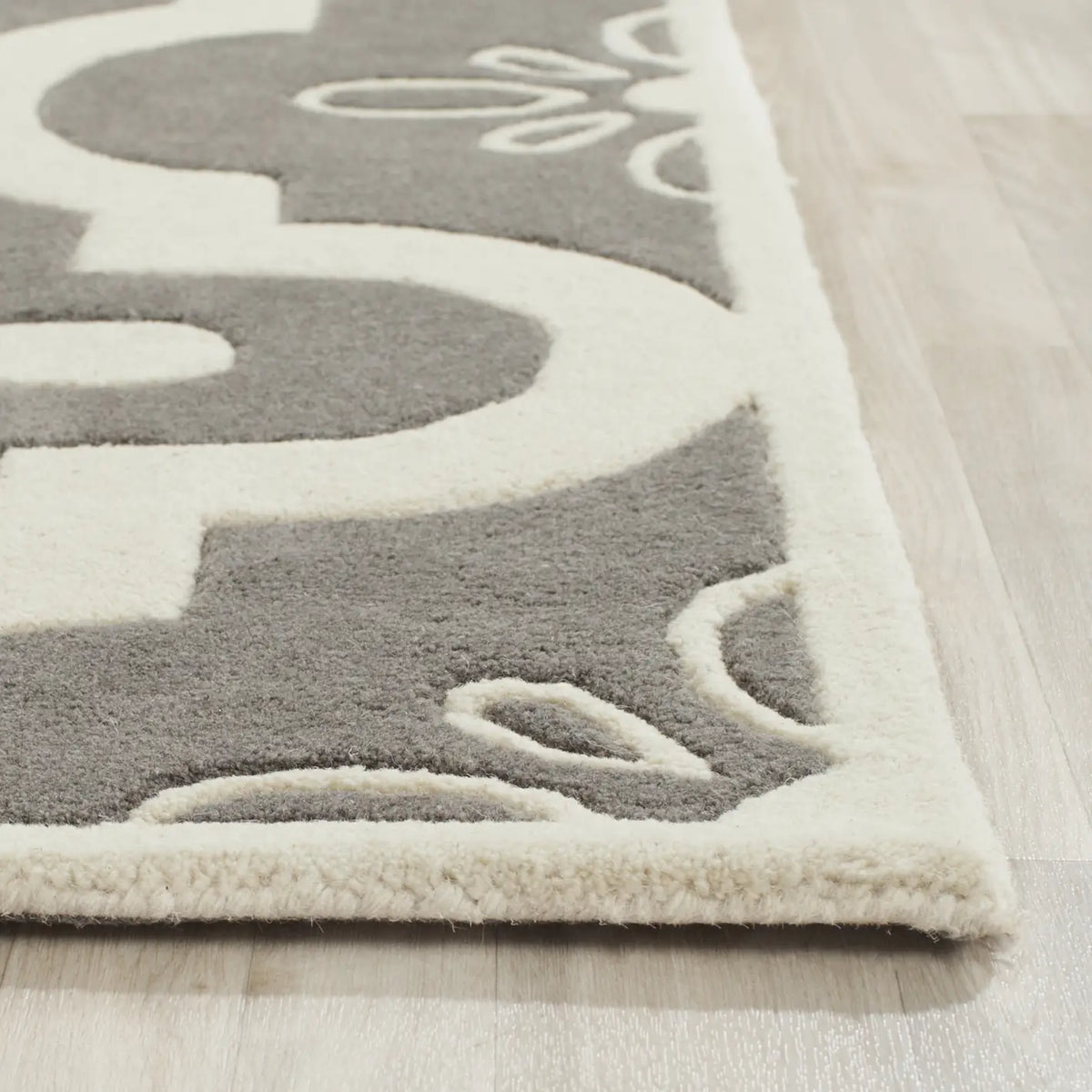 Safavieh Chatham 4'-0" x 6'-0" Rug in Dark Grey / Ivory
