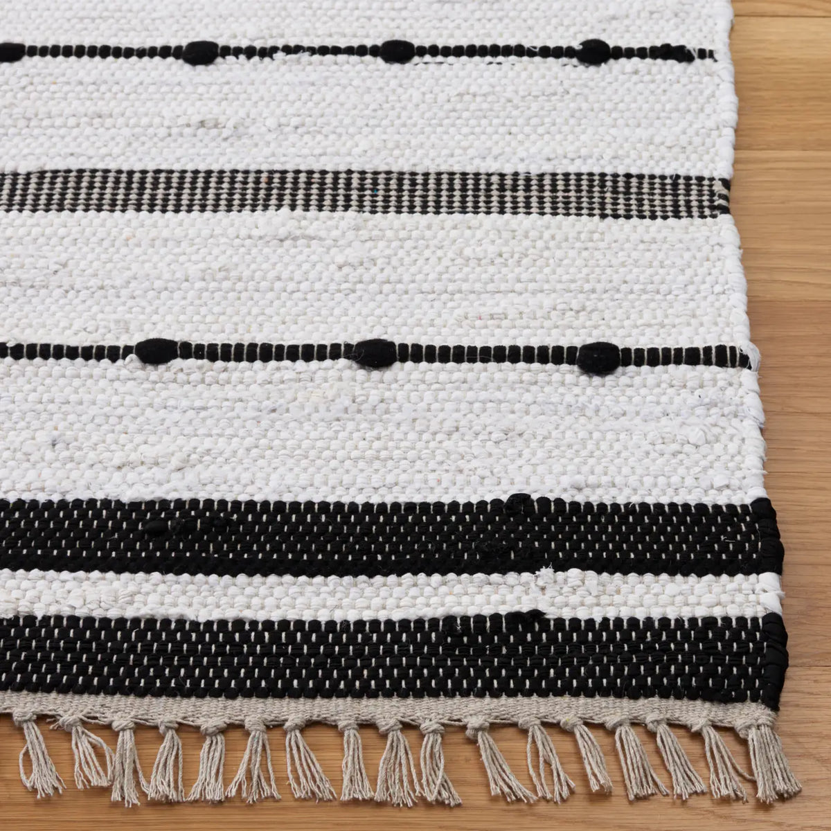 Safavieh Striped Kilim 4'-0" x 6'-0" Rug in Ivory / Black