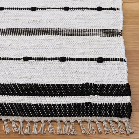 Safavieh Striped Kilim 4'-0" x 6'-0" Rug in Ivory / Black