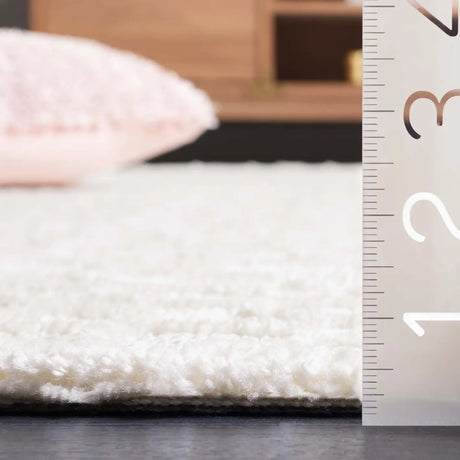 Safavieh Audrey 4'-0" x 6'-0" Rug in Ivory