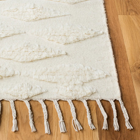 Safavieh Casablanca 5'-0" x 8'-0" Rug in Ivory