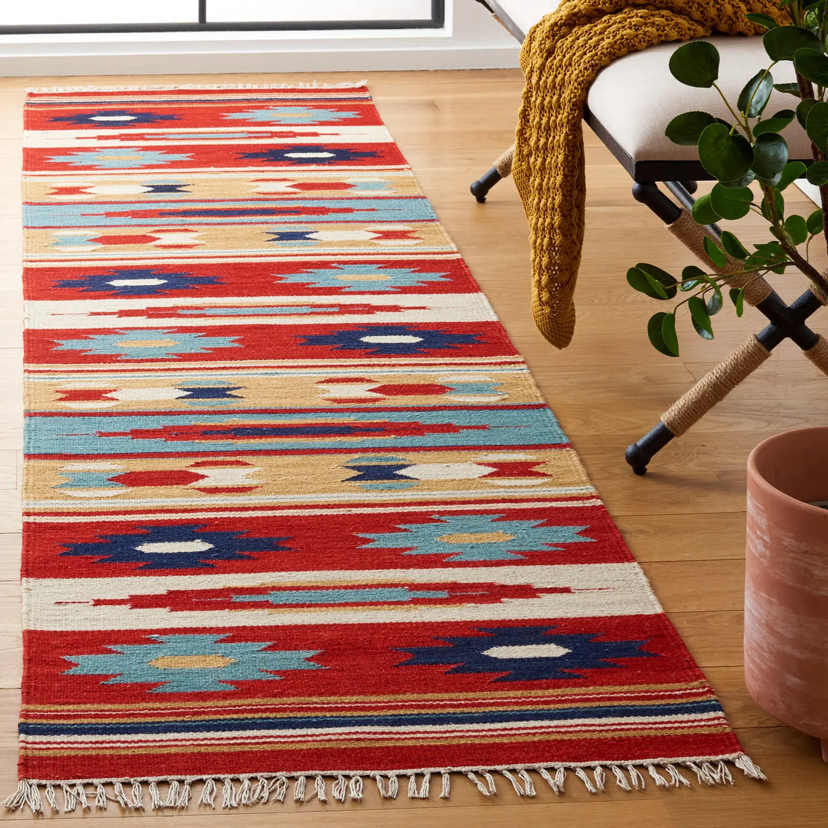 Safavieh Kilim 2'-3" x 9'-0" Rug in Beige / Red