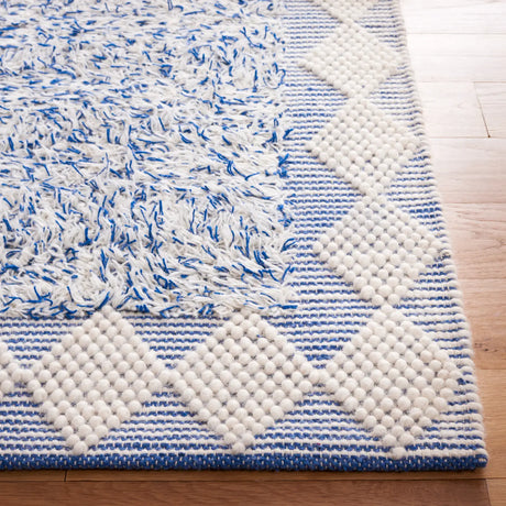 Safavieh Natura 4'-0" x 6'-0" Rug in Blue / Ivory