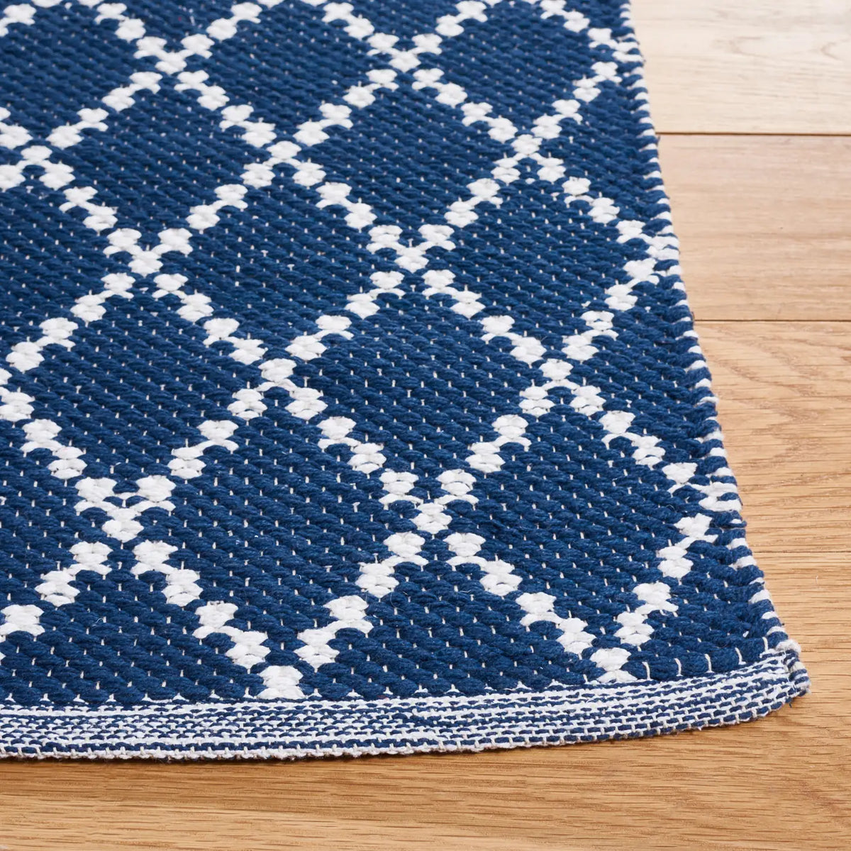 Safavieh Montauk 4'-0" x 6'-0" Rug in Navy / Ivory