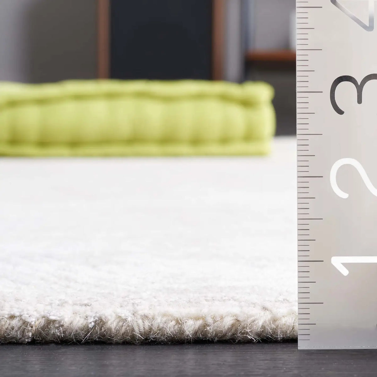 Safavieh Textural 4'-0" x 6'-0" Rug in Beige
