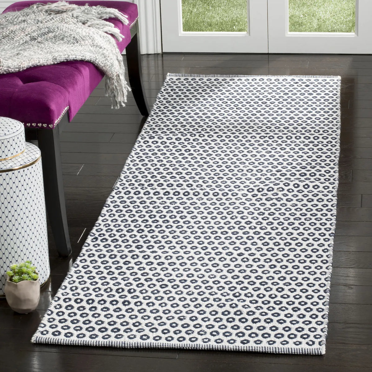 Safavieh Montauk 2'-3" x 7'-0" Rug in Navy / Ivory