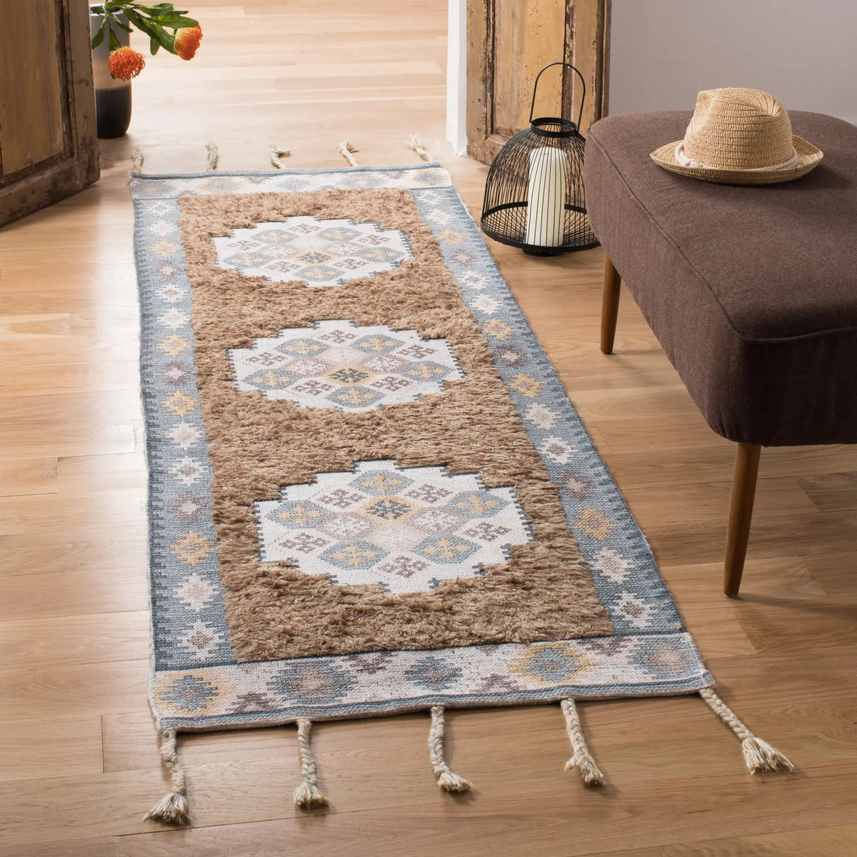 Safavieh Saffron 2'-3" x 8'-0" Rug in Taupe / Ivory