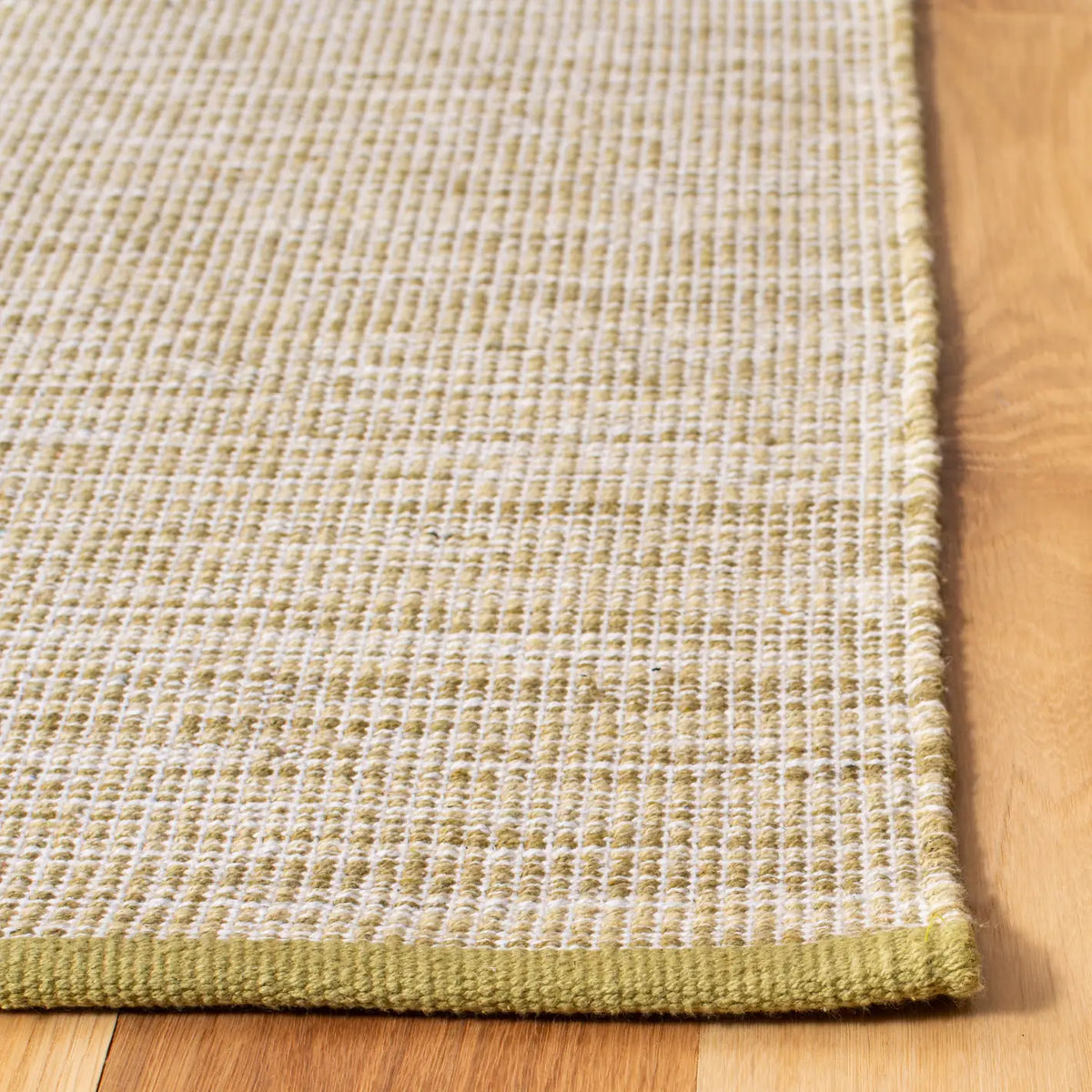 Safavieh Montauk 4'-0" x 6'-0" Rug in Green Olive