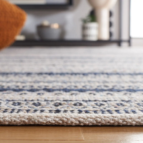 Safavieh Kilim 4'-0" x 6'-0" Rug in Grey / Black
