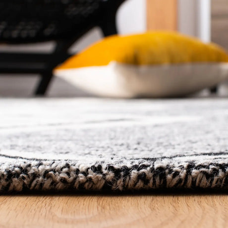 Safavieh Aspen 4'-0" x 6'-0" Rug in Black / Ivory