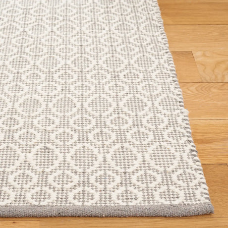 Safavieh Vermont 4'-0" x 6'-0" Rug in Grey / Ivory
