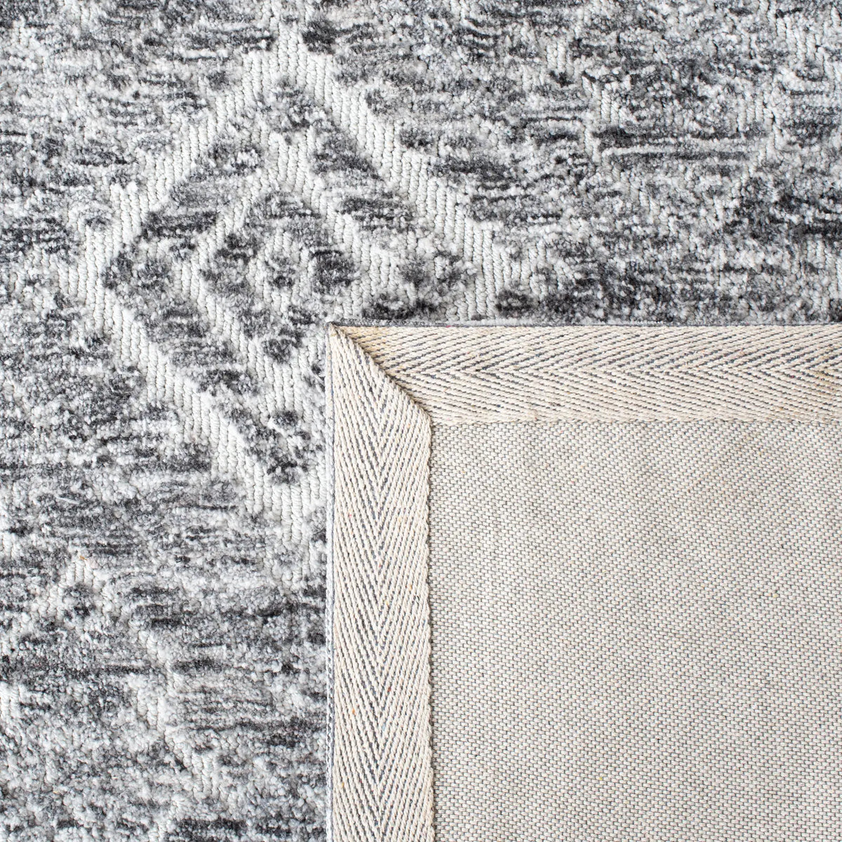 Safavieh Roslyn 4'-0" x 6'-0" Rug in Grey / Beige