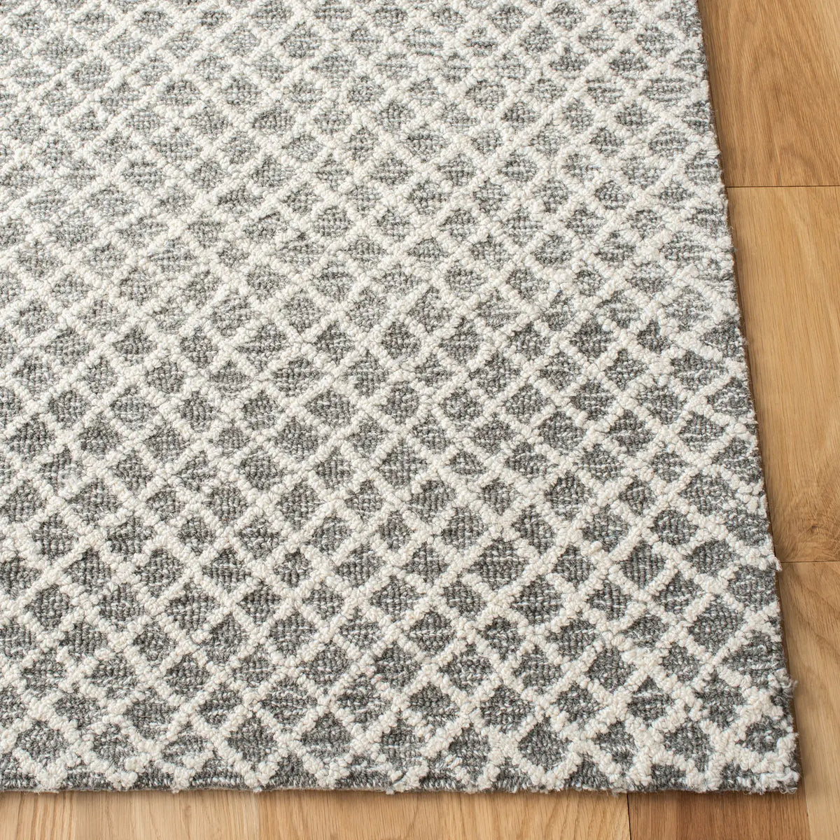 Safavieh Micro-Loop 4'-0" x 6'-0" Rug in Grey / Ivory