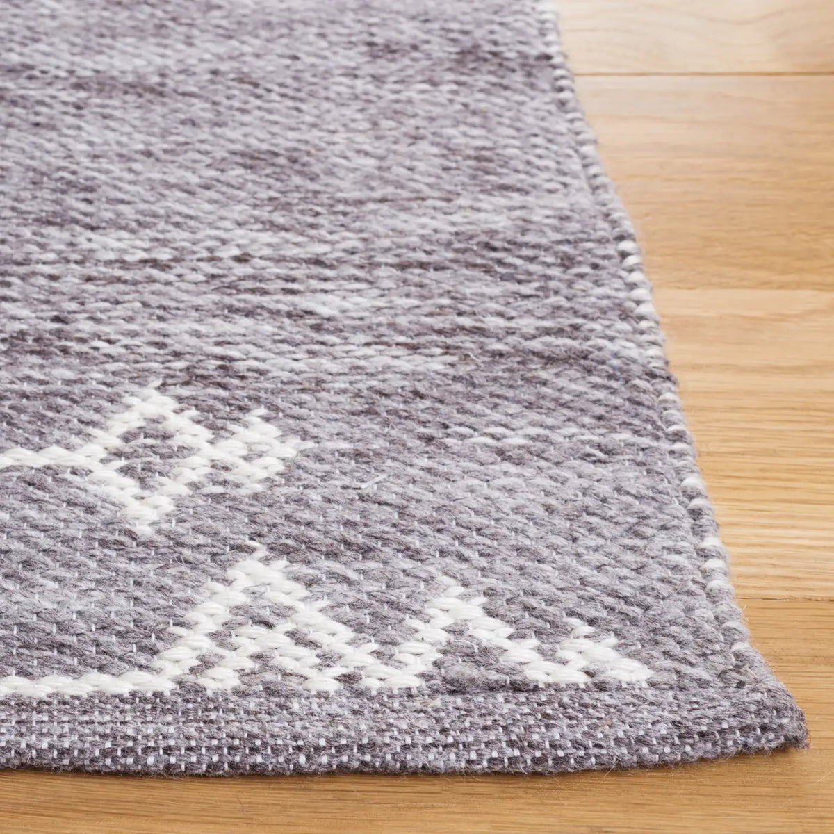 Safavieh Kilim 4'-0" x 6'-0" Rug in Grey / Ivory
