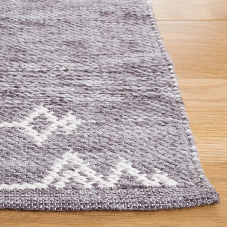 Safavieh Kilim 4'-0" x 6'-0" Rug in Grey / Ivory