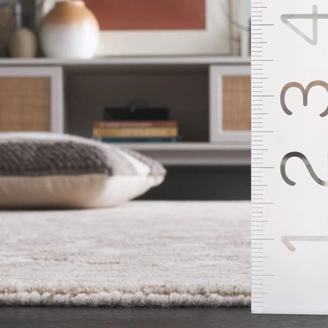 Safavieh Ebony 4'-0" x 6'-0" Rug in Light Brown / Ivory
