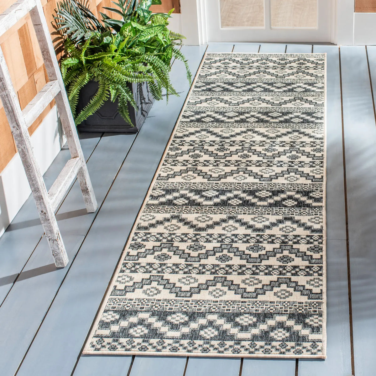 Safavieh Veranda 2'-3" x 8'-0" Rug in Beige / Grey