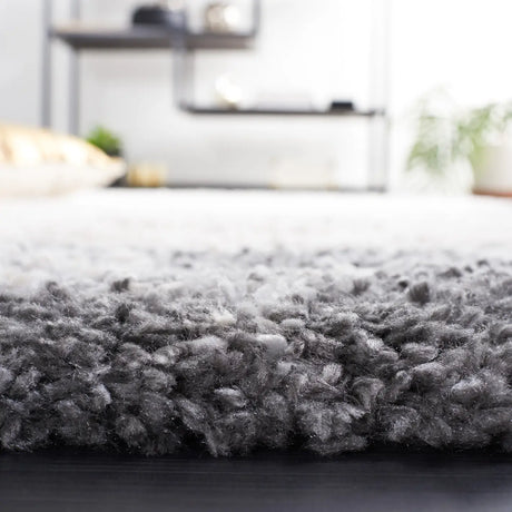 Safavieh Fontana Shag  800 4'-0" x 6'-0" Rug in Ivory / Grey