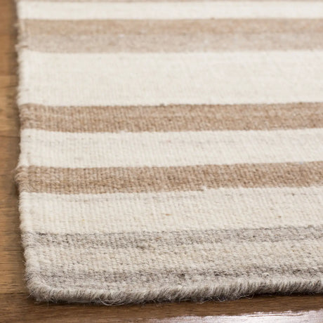 Safavieh Dhurries 5'-0" x 8'-0" Rug in Natural / Camel