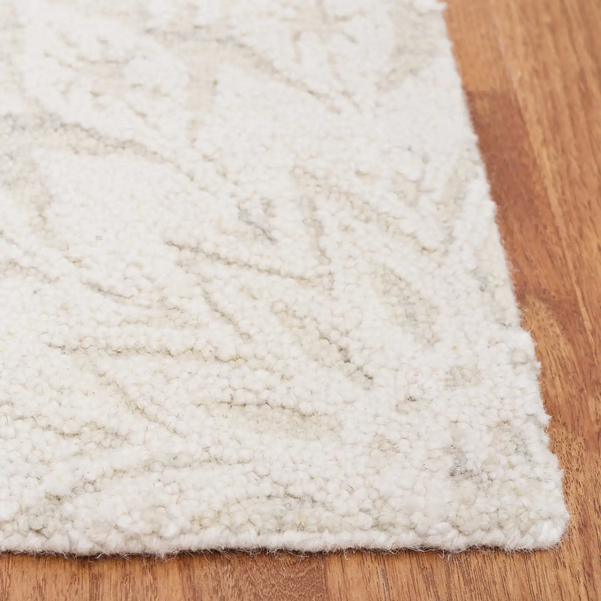 Safavieh Blossom 4'-0" x 6'-0" Rug in Ivory / Grey