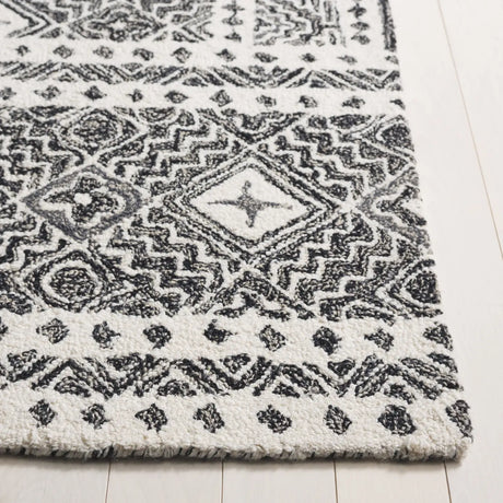 Safavieh Micro-Loop 4'-0" x 6'-0" Rug in Black / Ivory