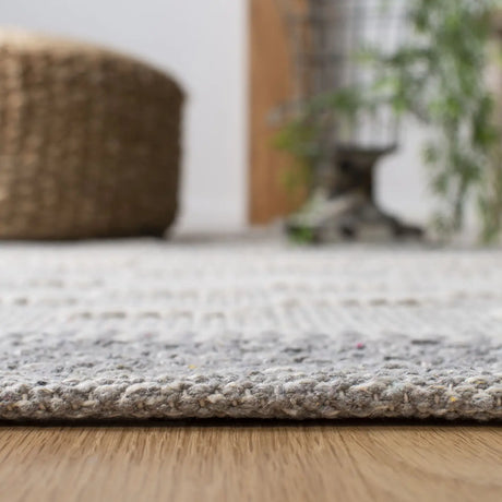 Safavieh Striped Kilim 4'-0" x 6'-0" Rug in Ivory / Grey