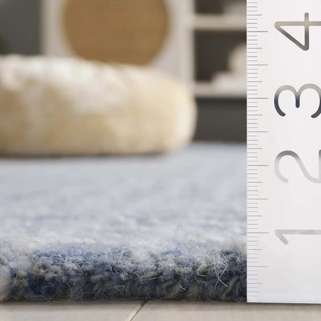 Safavieh Abstract 4'-0" x 6'-0" Rug in Ivory / Blue