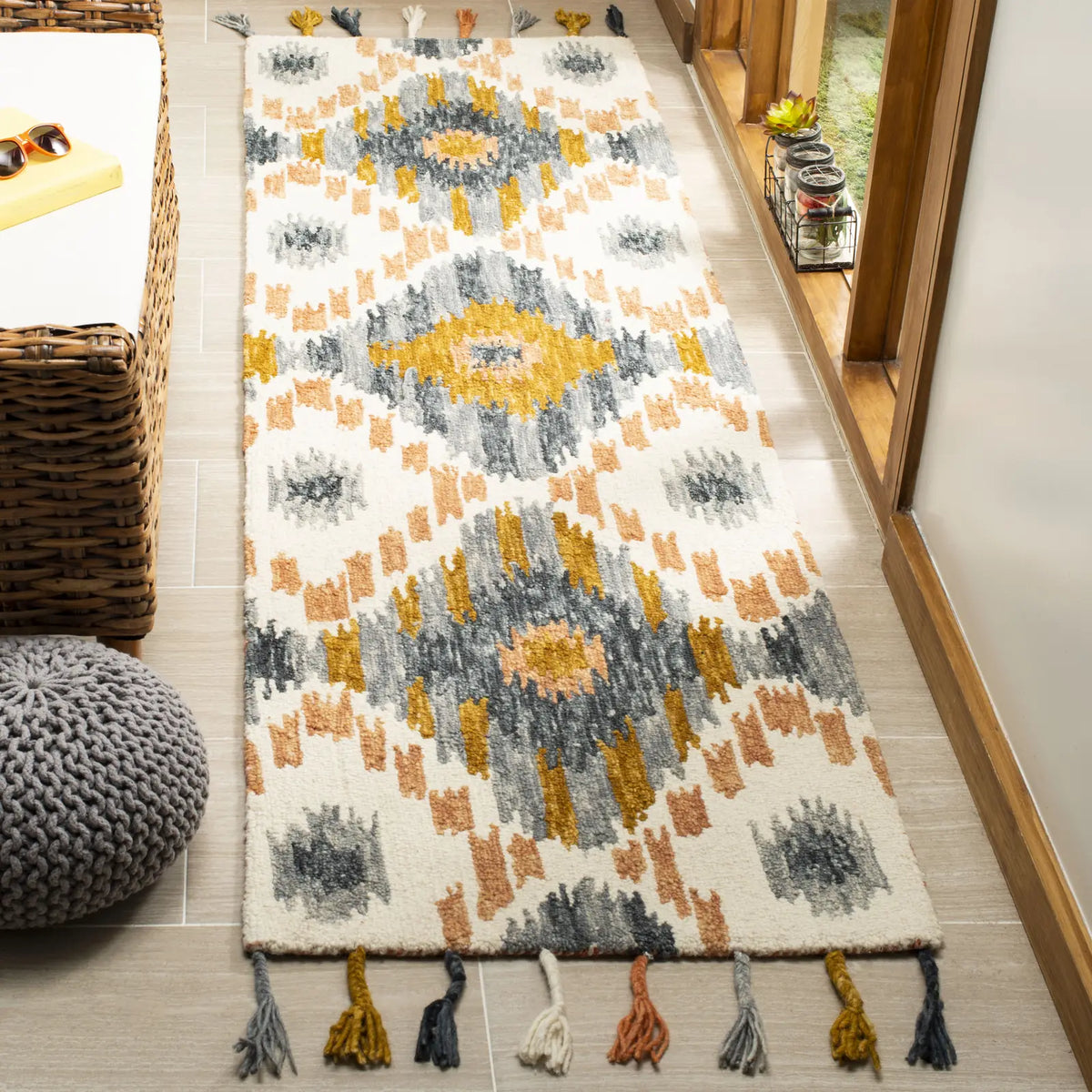 Safavieh Suzani 2'-3" x 8'-0" Rug in Ivory / Gold