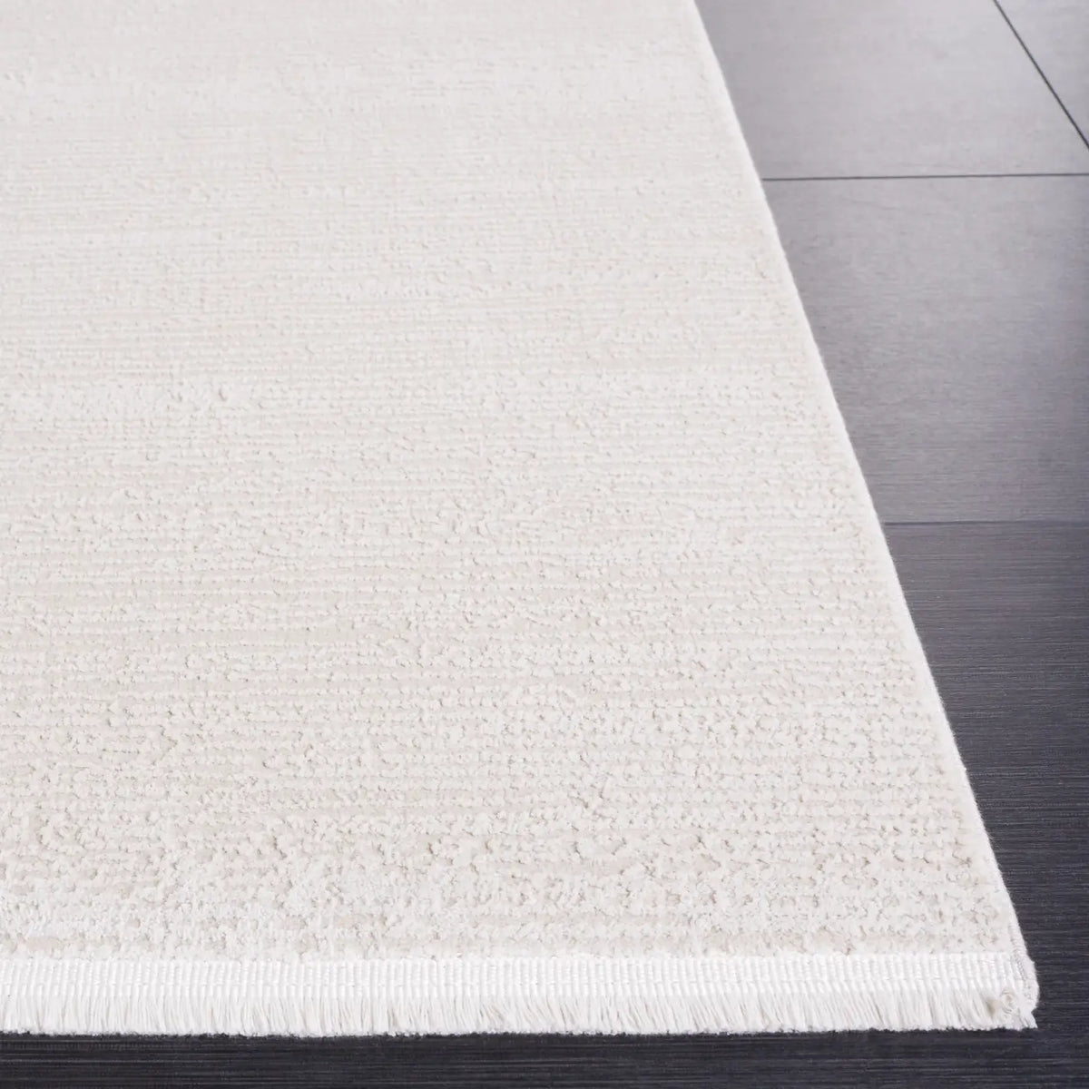 Safavieh Diamond 4'-0" x 6'-0" Rug in Ivory / Beige